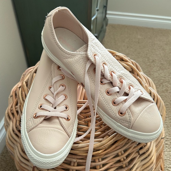 NWOT Converse Pink Sneakers Classic Leather Design. Never worn - Picture 1 of 3